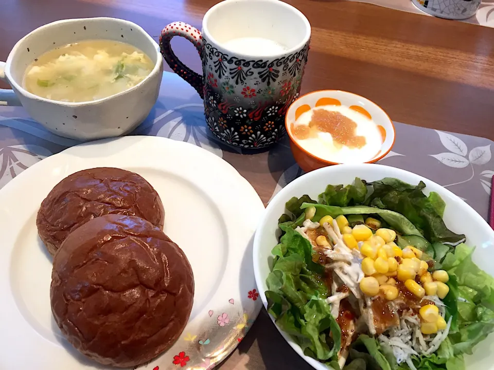 Snapdishの料理写真:日曜日の朝ごはん
もりもりサラダ、黒糖パン、ホットミルク、りんご添えヨーグルト、ワンタンと白菜のスープ|かよちゃんさん