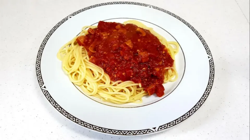 spaghetti with sausage and mushrooms in tomato sauce|steven z.y.さん