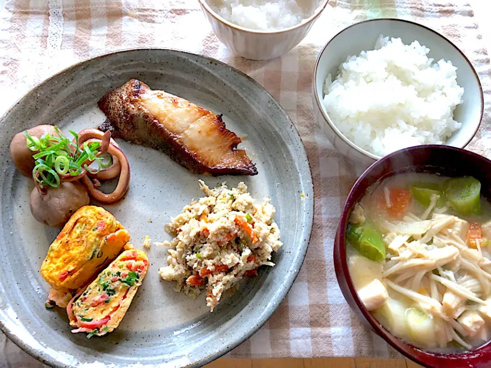 さといもとイカの煮物、おから、関西風?卵焼き、さわらの西京焼き(コンビニ)、味噌汁|KKOさん