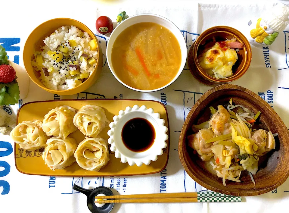 薔薇豆腐ぎょうざ、鶏肉と野菜の南蛮酢炒め、ベーコンポテトのチーズ焼き、大根と人参の味噌汁、さつまいもごはん|syamさん