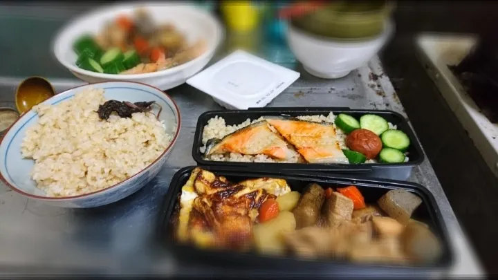 2/1分のお弁当
鮭の塩焼き、きゅうりの漬物
卵焼きに煮物
煮物は朝方に作りお弁当は夜勤のため昼間に作りました。
卵焼きはちょっと焦がしちゃいました。|to-manさん