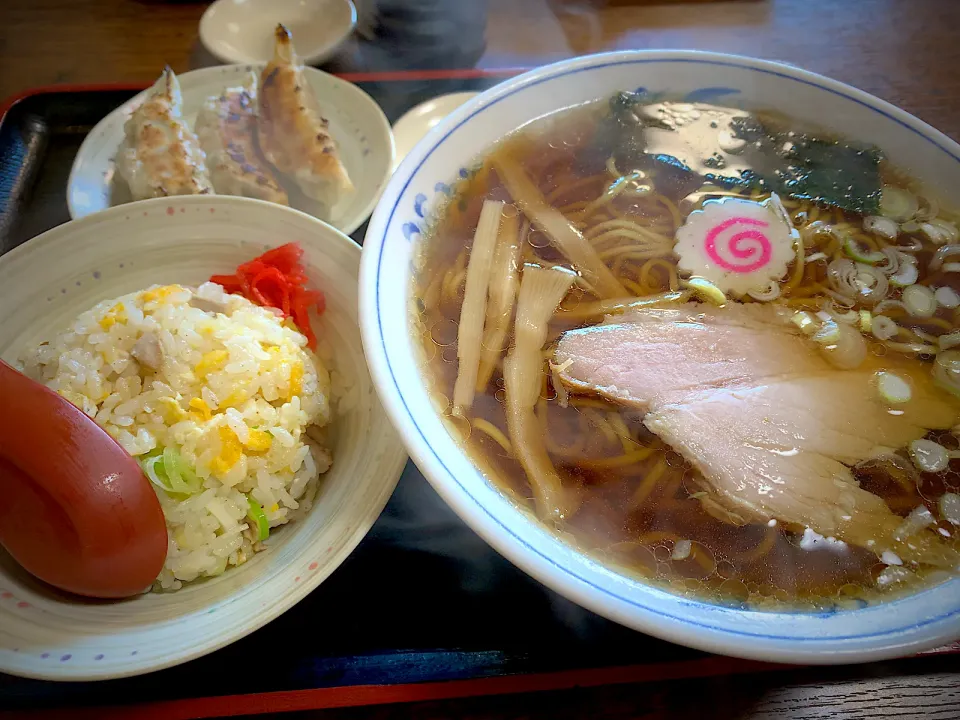 今日のランチは、
磐田丸屋さんの昔ながらの醤油らーめん満足セット|ひーちゃんさん