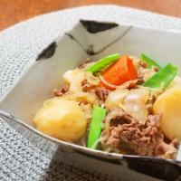 定番の肉じゃが♪
じゃがいも、人参、玉ねぎ、しらたき、牛肉、そして絹さや♪

#和食ごはん #和ごはん #にんべんだしアンバサダー 　#おうちごはん