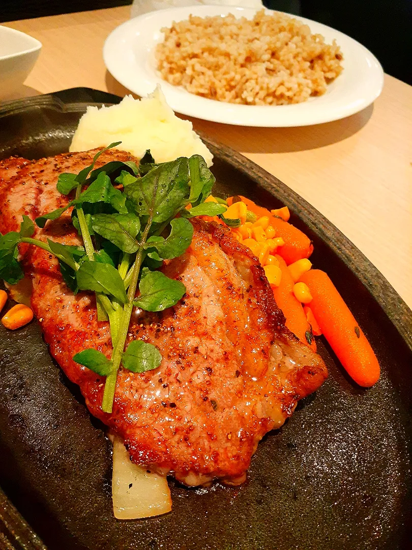 Snapdishの料理写真:横浜野毛、尾島のlunchステーキ🥩
餅麦入り玄米|@きなこさん