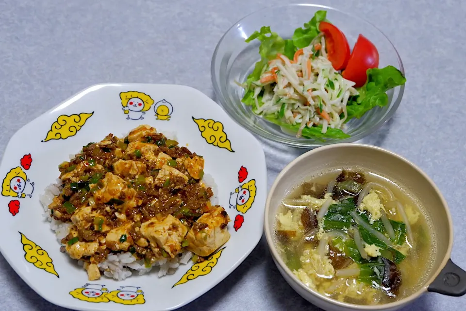 Snapdishの料理写真:麻婆丼・卵スープ・サラダの晩ご飯|Orie Uekiさん