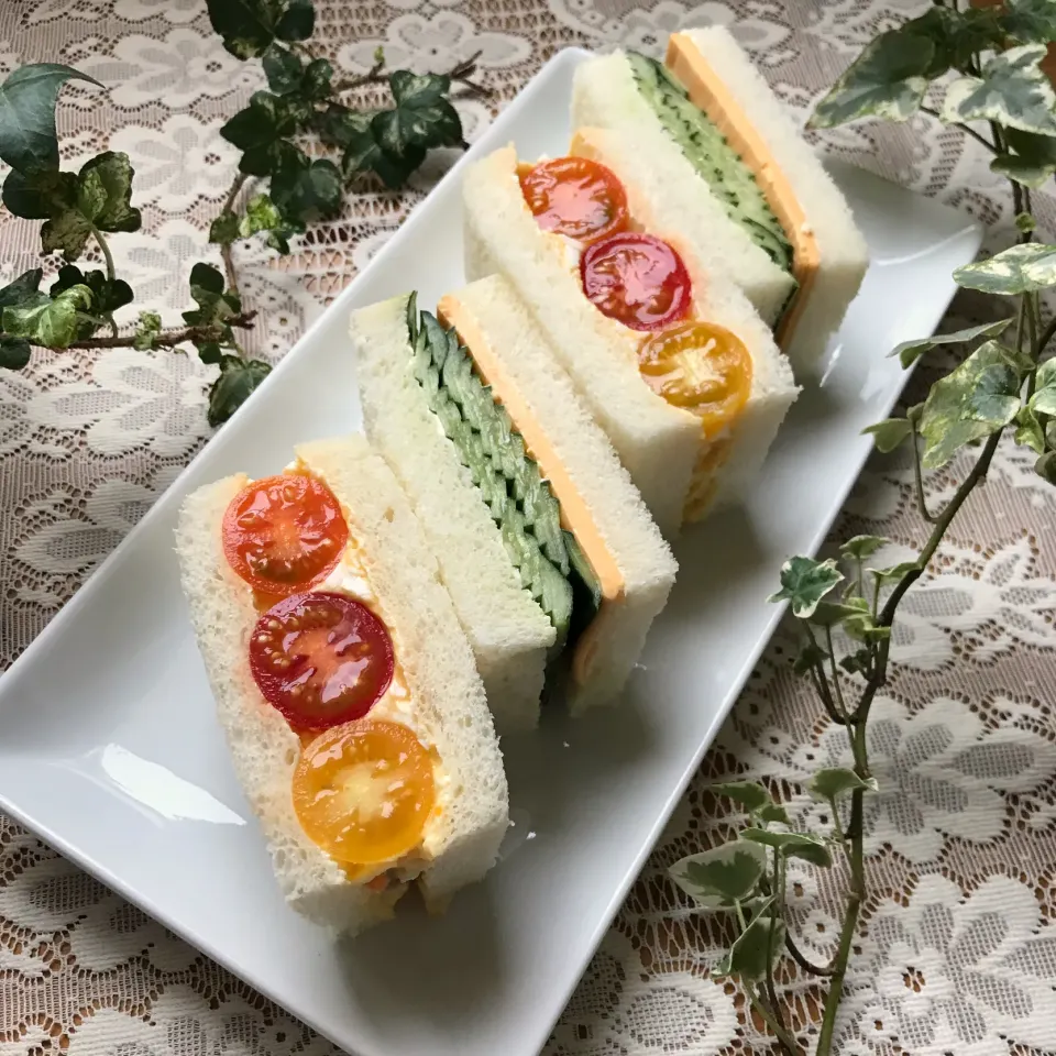 Snapdishの料理写真:🥪今日だってサンドウィッチ🥪　今日はプチトマト&卵サラダと　きゅうり🥒&チーズのサンド🧀🥪|Hollyさん