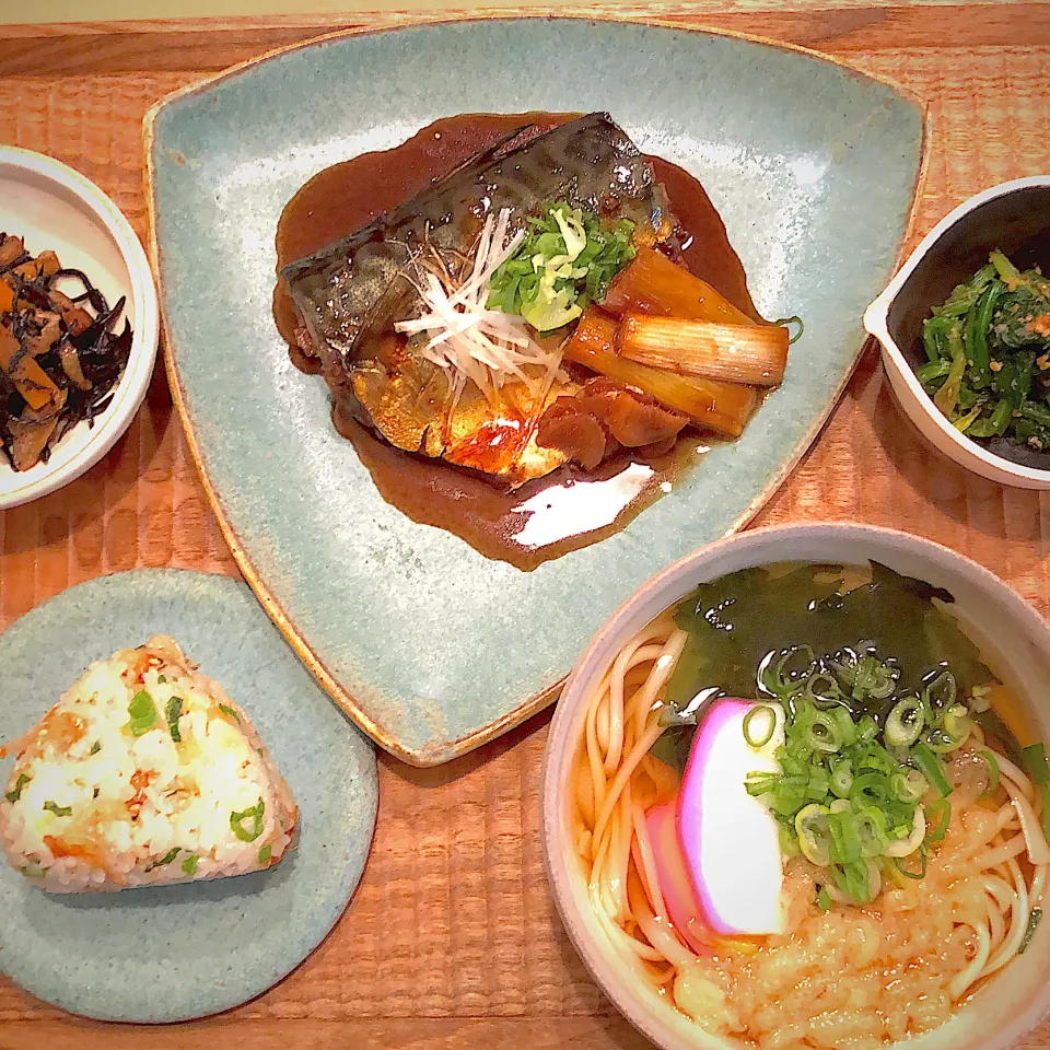 今日は和定食🇯🇵サバの煮付け、天かすと桜えびの混ぜご飯おにぎり、ミニワカメうどん、ヒジキの煮物、ほうれん草の胡麻和え。どれから食べようか〜(*˘▿˘✽)|AXさん