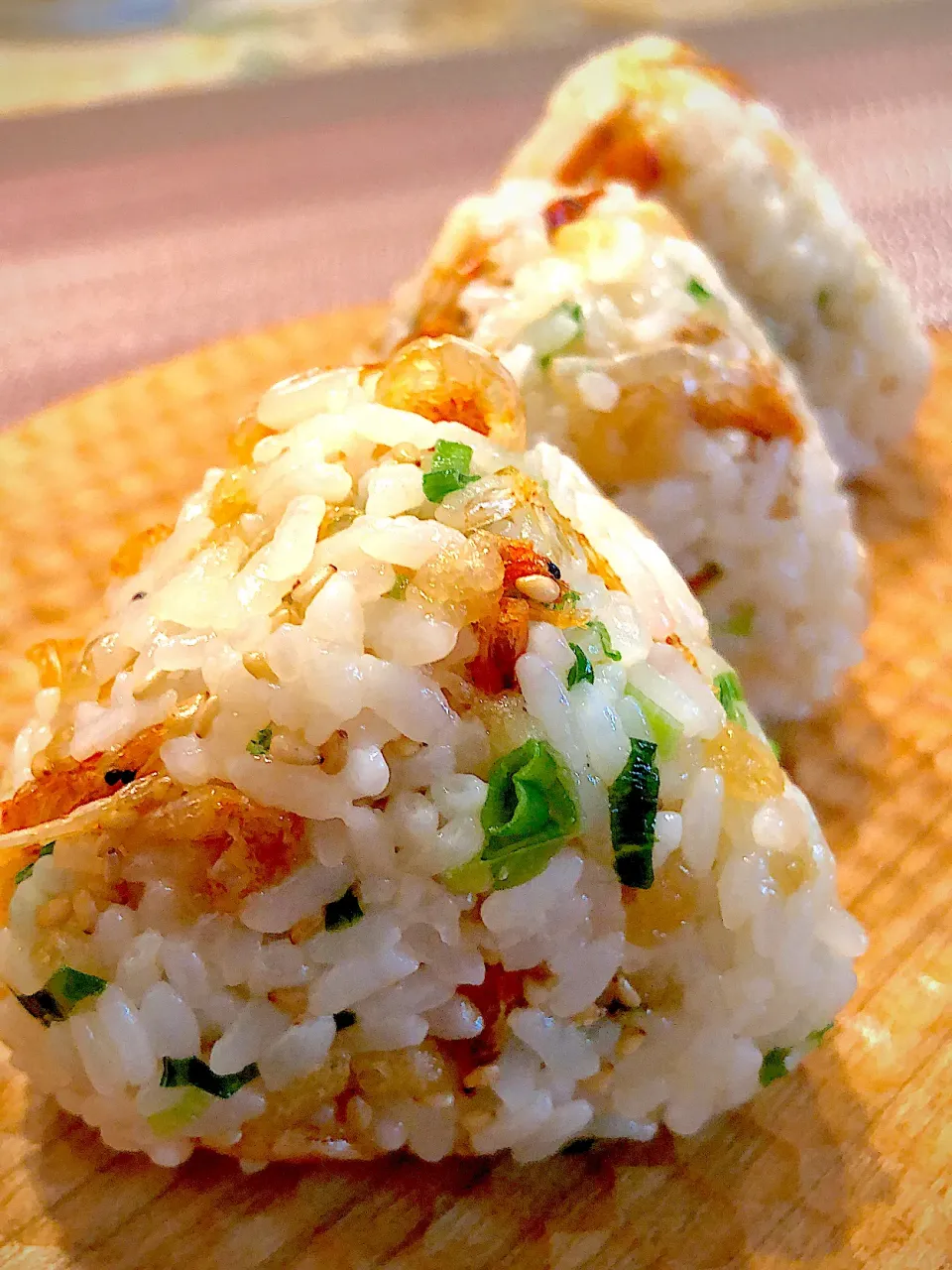 天かすおにぎり🍙天かすと桜えびとネギとゴマを混ぜて麺つゆで味付けしたおにぎり。美味しい〜♪( ´▽｀)|AXさん