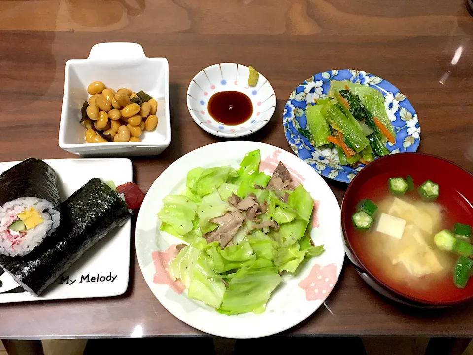 Snapdishの料理写真:キャベツと豚肉のガリバタ塩炒め 豆腐とオクラの味噌汁 小松菜と人参のごま和え 煮豆 恵方巻き|おさむん17さん