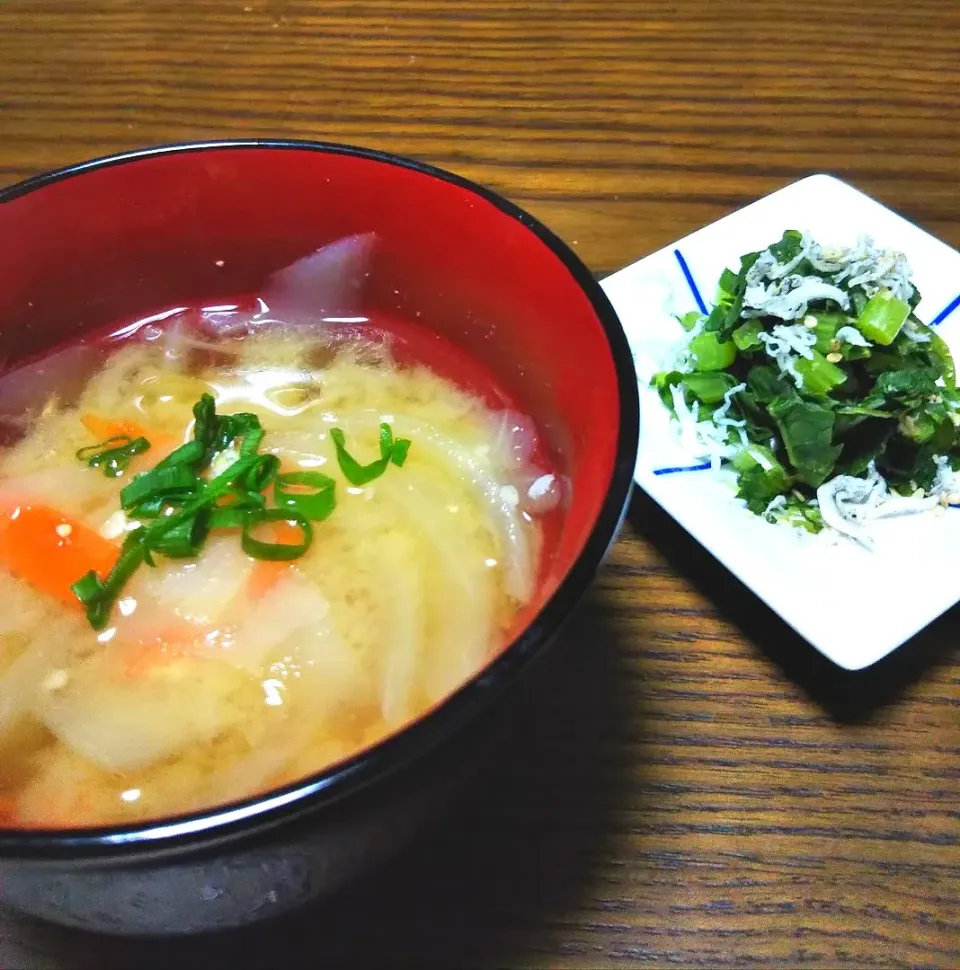 大根の皮の味噌汁 と 大根葉のじゃこ胡麻和え
「へそ大根」の後の大根皮の使いきりです。|satotoさん