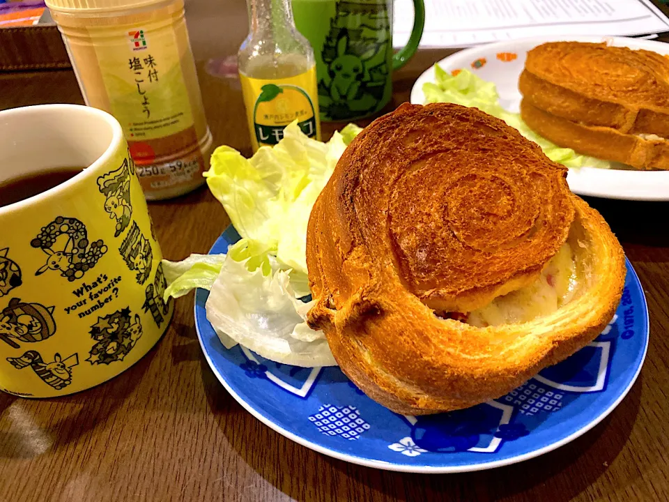 Snapdishの料理写真:ペッパーハムチーズサンドトースト🧀　コーヒー☕️|ch＊K*∀o(^^*)♪さん