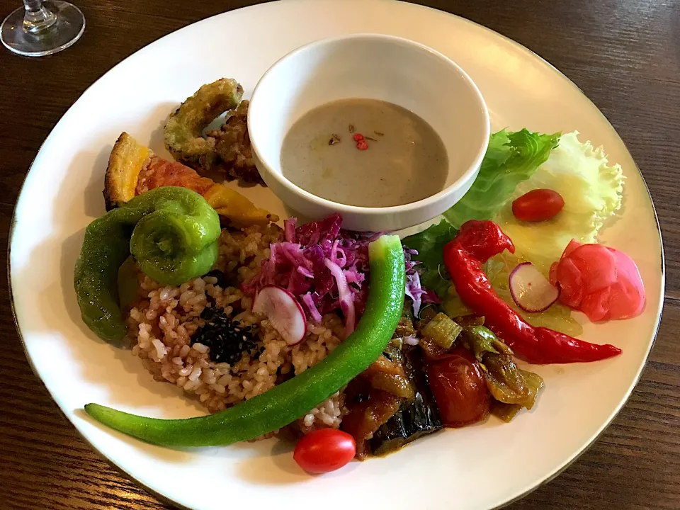 Snapdishの料理写真:青笑うランチプレート（アスパラジュース、牛蒡のポタージュ、ゴーヤの唐揚げ、夏野菜のカレー、甘唐辛子、オクラ、紫玉ねぎ、酵素玄米）|こいちさん