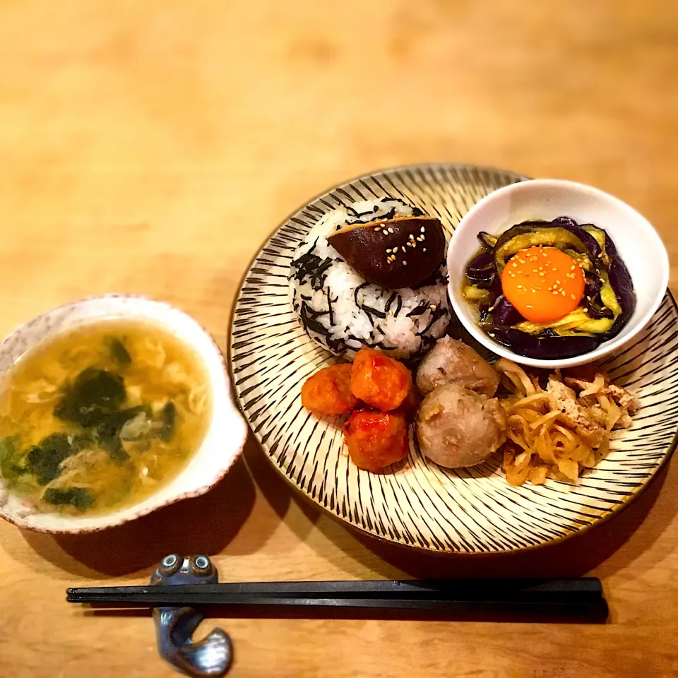 Snapdishの料理写真:ひじきおにぎり🍙茄子のユッケ🍆切り干し大根、里芋の煮物、肉団子🧆、卵白中華スープの朝ごはん🥢|たんたんさん