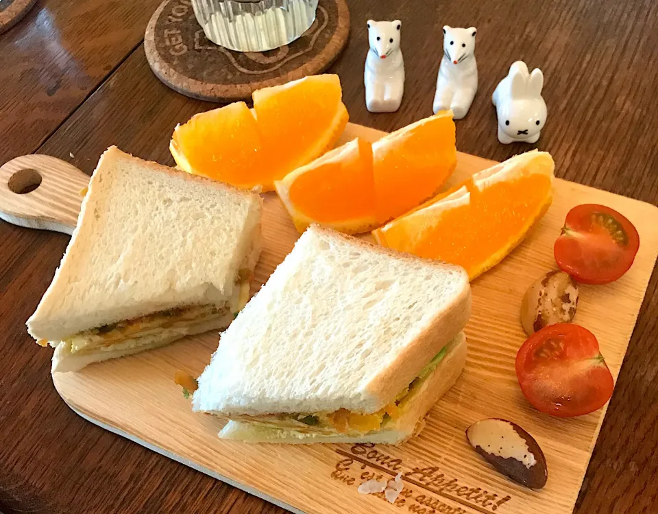 朝ごはん #旬を頂きます  #デコポン🍊  #アボカドキャロットオムレツ🥑  #サンドイッチ|小松菜さん