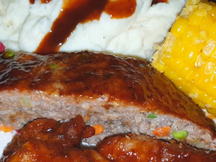 Veggie Meatloaf Fried Barbecued Wings Sweet Buttered Corn on the Cob Creamy Cheese Masher Potato and Fried Plantains|Juan Simmsさん