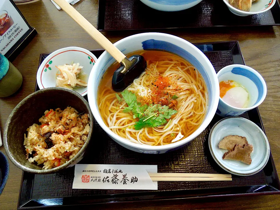 温かい稲庭うどんと比内地鶏の炊き込みご飯のセットに温泉玉子をつけて   佐藤養助横手店|Takeshi  Nagakiさん