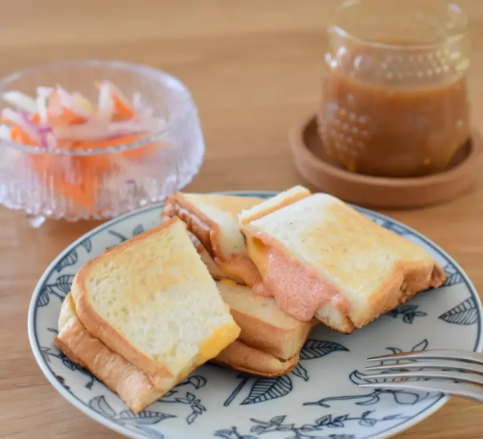 明太マヨ×チェダーチーズのホットサンド|うにんぱすさん