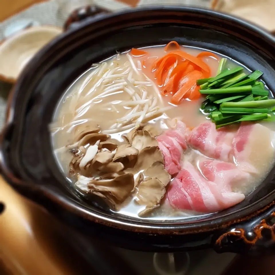 くばらの鍋つゆで、もやし鍋。
もやし鍋はお肉もニラも包丁でチョキチョキ♪人参はピーラーでむくだけ。包丁いらずで簡単です♪

〆はチーズを入れてリゾット風に♪|fumicさん