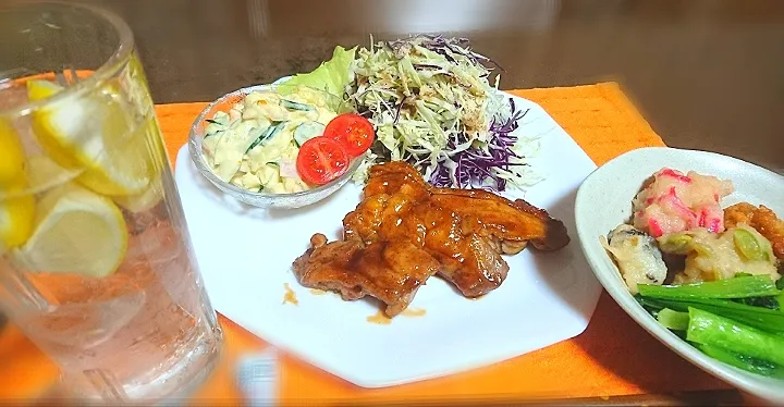 Snapdishの料理写真:鶏肉🐔照り焼き
  ポテトサラダ🥗
  天ぷらと青菜の炊いたん🌱|びせんさん