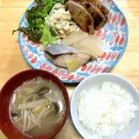 Snapdishの料理写真:ぶり大根、かぼちゃの豚肉巻き、ポテトサラダ、きのこのお味噌汁|mayaさん