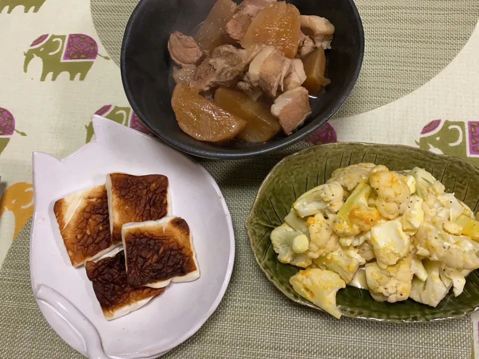 Snapdishの料理写真:大根と豚肉の煮物、カリフラワーとゆで卵のサラダ、はんぺんバター焼き|peanutsさん