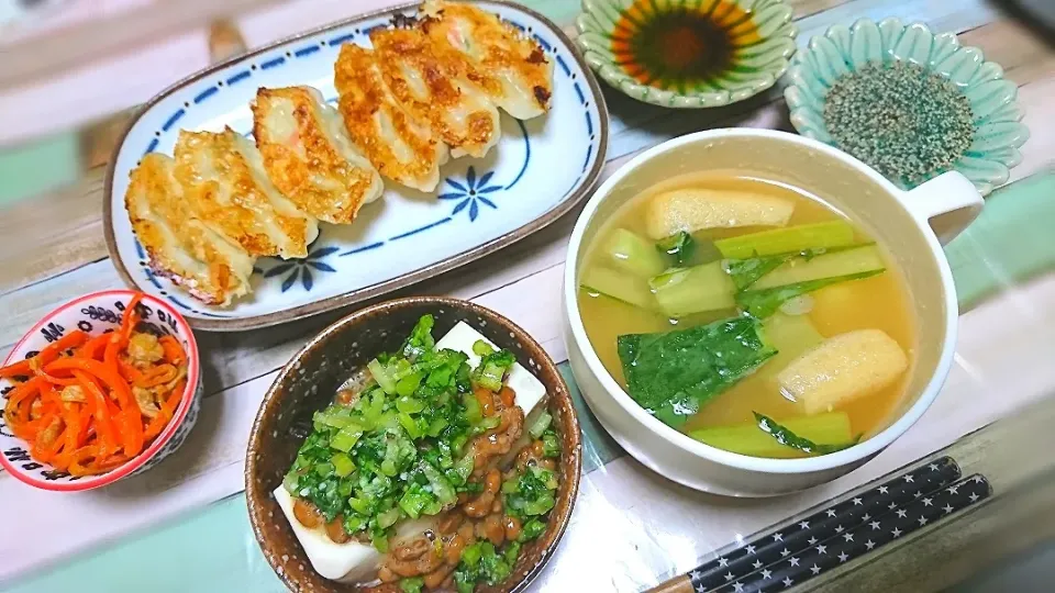 野菜沢山の餃子
にんじんシリシリ
カブの葉の塩麹ごま油漬け+納豆冷奴|ちょこさん