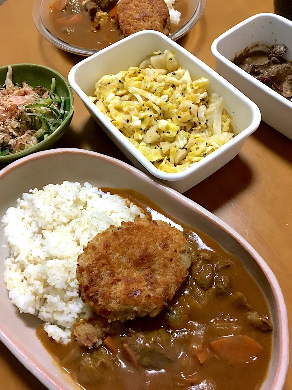 晩御飯はコロッケのせカレー🍛|さくたえさん