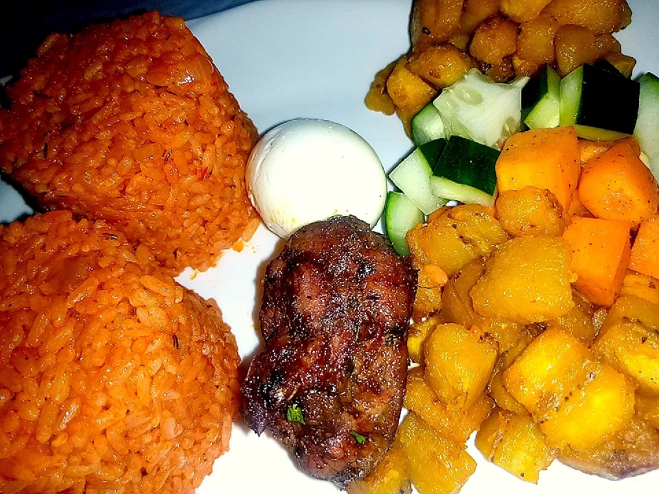 Snapdishの料理写真:Chicken and egg with Nigeria jollof rice served with veggies|Sonnyhahさん