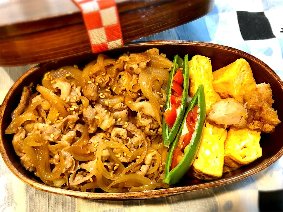 サラ弁　　　　　　　　　　　　　　　　　　牛丼　卵焼き　スナップえんどうとトマトのサラダ|じゅんさんさん