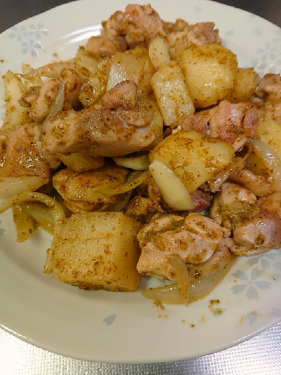 鶏肉とじゃがいものジェノベーゼ炒め|ぱやさん