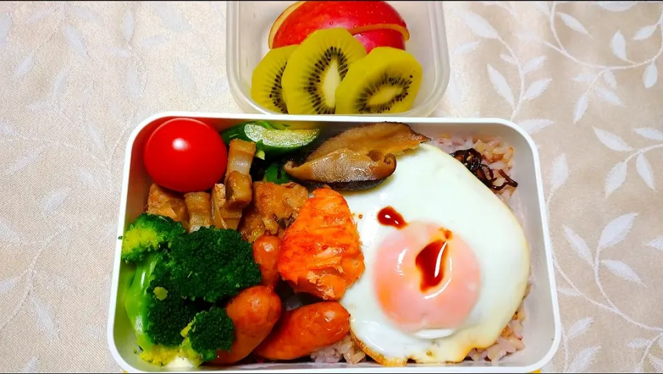 Snapdishの料理写真:2/5のお弁当🍱
雑穀米のご飯と目玉焼きなど🍳|卯月さん