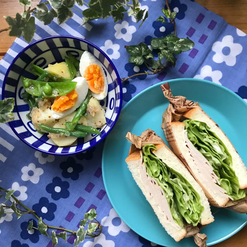 🍞食パン消費の為　今日もサンドウィッチ🥪　ハムレタスサンド🥪と　マヨネーズ使わない　マグロなしニース風サラダ🥗|Hollyさん