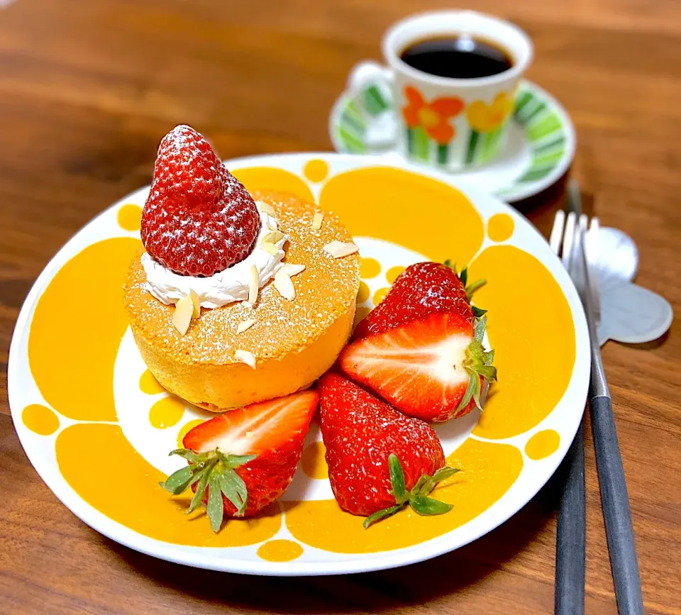 ローソンの厚焼きスフレパンケーキ🥞に大粒苺トッピング🍓🍓🍓|ナナさん