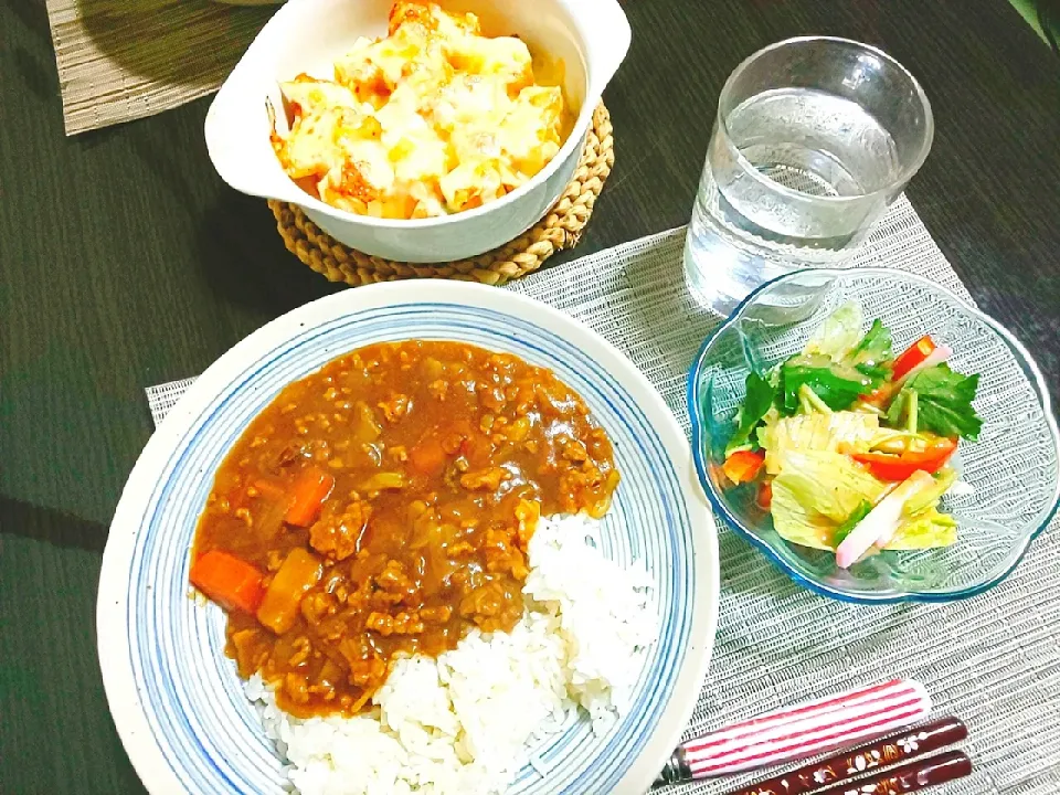 野菜とひき肉のカレー、彩りサラダ、厚揚げのキムチチーズ焼き|サトリさん