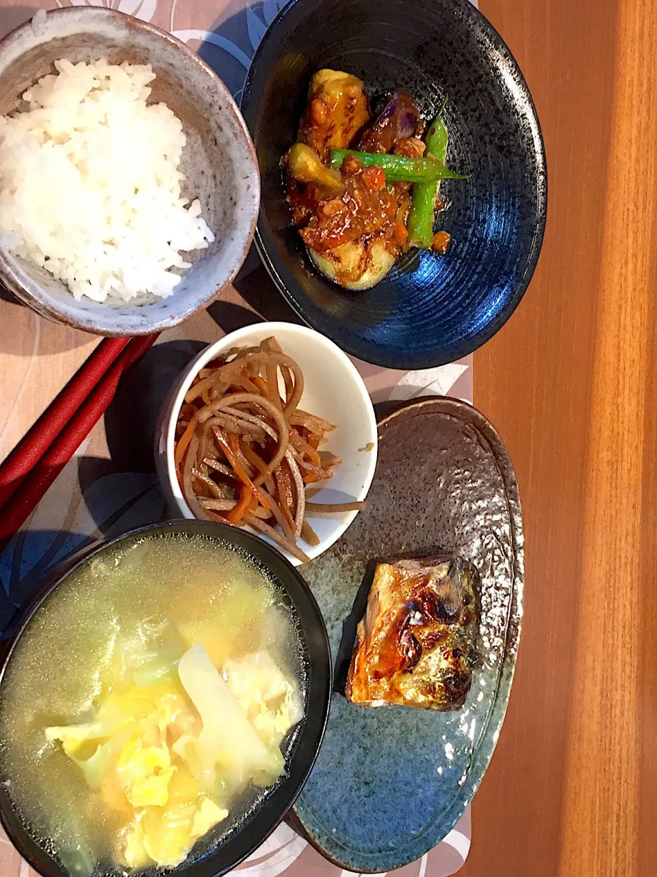 晩御飯
塩鯖、ナスとインゲンとひき肉の炒め物、きんぴらごぼう、白米、キャベツとワンタンの卵スープ|かよちゃんさん