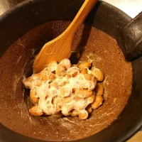 Snapdishの料理写真:納豆鉢と納豆へらで、頂き物の水戸納豆 雪あかりを混ぜ混ぜ✨