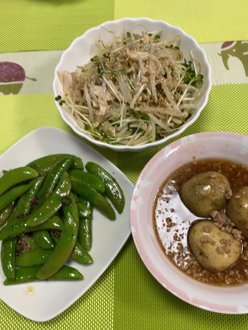 新じゃがそぼろ煮、もやしとササミの中華和え、スナップえんどうペペロンチーノ風|peanutsさん