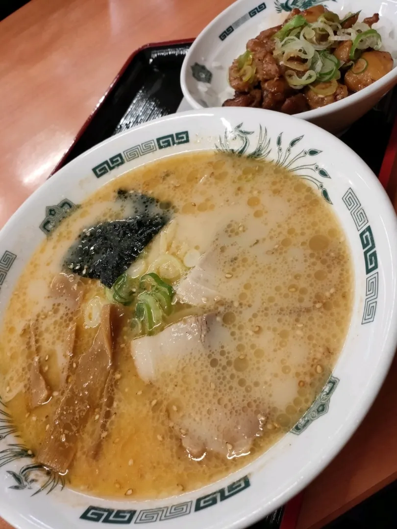 とんこつラーメンと焼鳥丼|osakana555さん