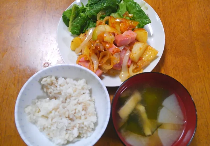 １月１５日　ジャーマンポテト　サラダ　わかめと大根と油揚げのお味噌汁|いもこ。さん