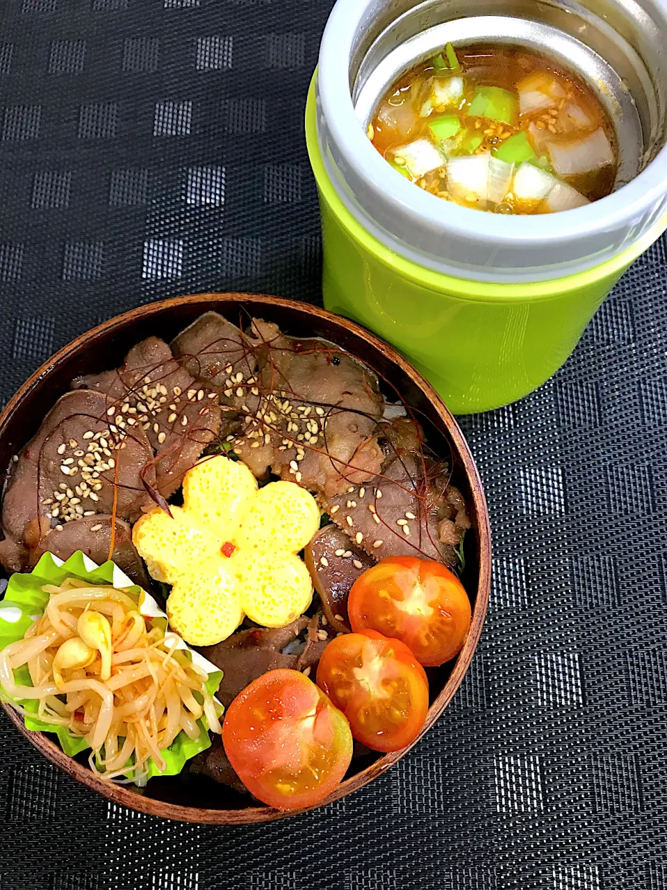 Snapdishの料理写真:豚タン弁当と牛スジのテグタンスープ|みるぴょんさん