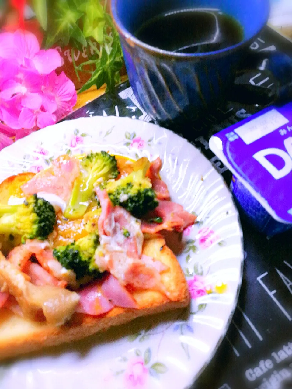 Today's breakfast😋delicious( ˘ ³˘)♥|ペンギンさん