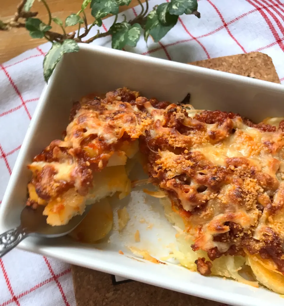 🥔今朝の一皿🍽ほんの少しだけ残った鶏そぼろ→野菜追加➕トマトペーストでミートソースリメイクして　じゃがいもミート焼き🥔|Hollyさん