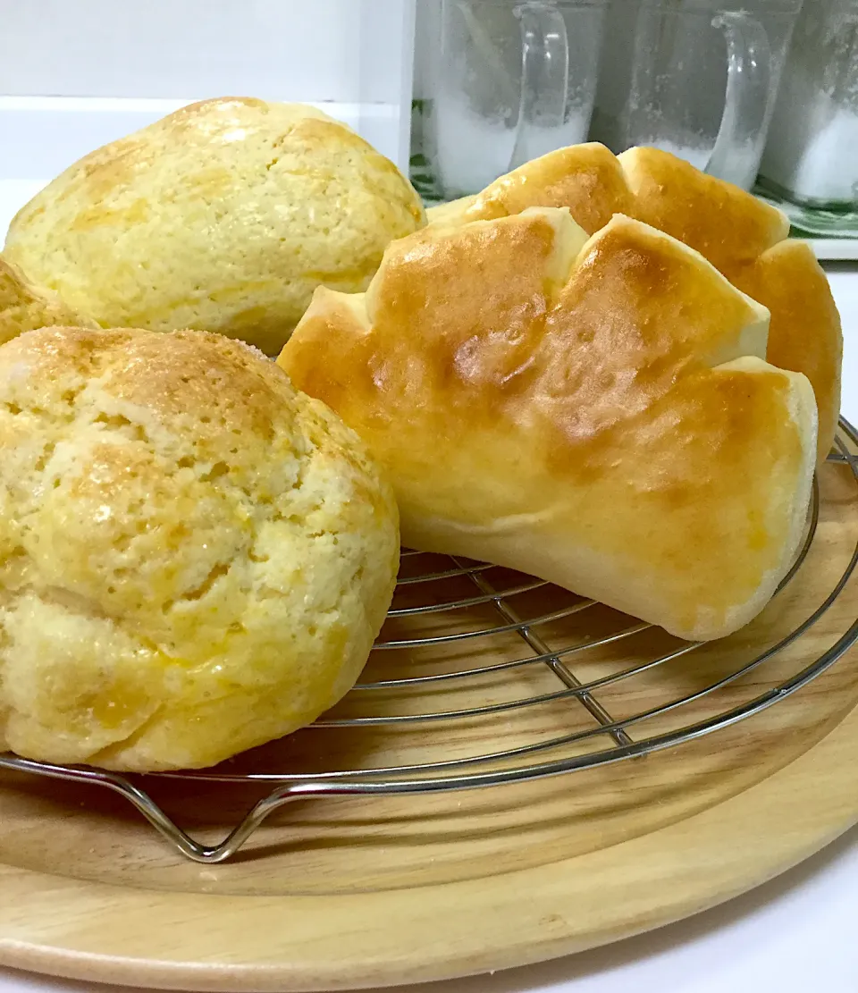 クリームパンと　メロンパン　クリーム入りメロンパンの3種のパン　焼けました🥐|machiさん