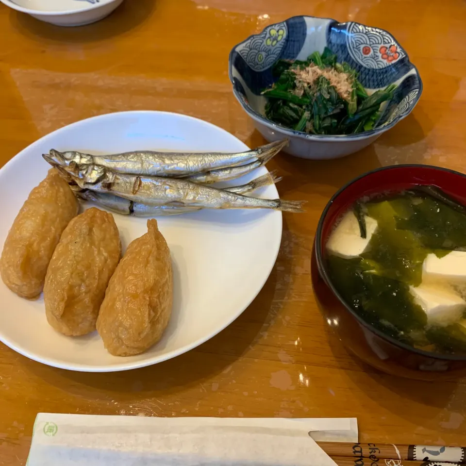 お稲荷さん・ししゃも・ほうれん草のお浸し・豆腐とわかめの味噌汁|sayaさん