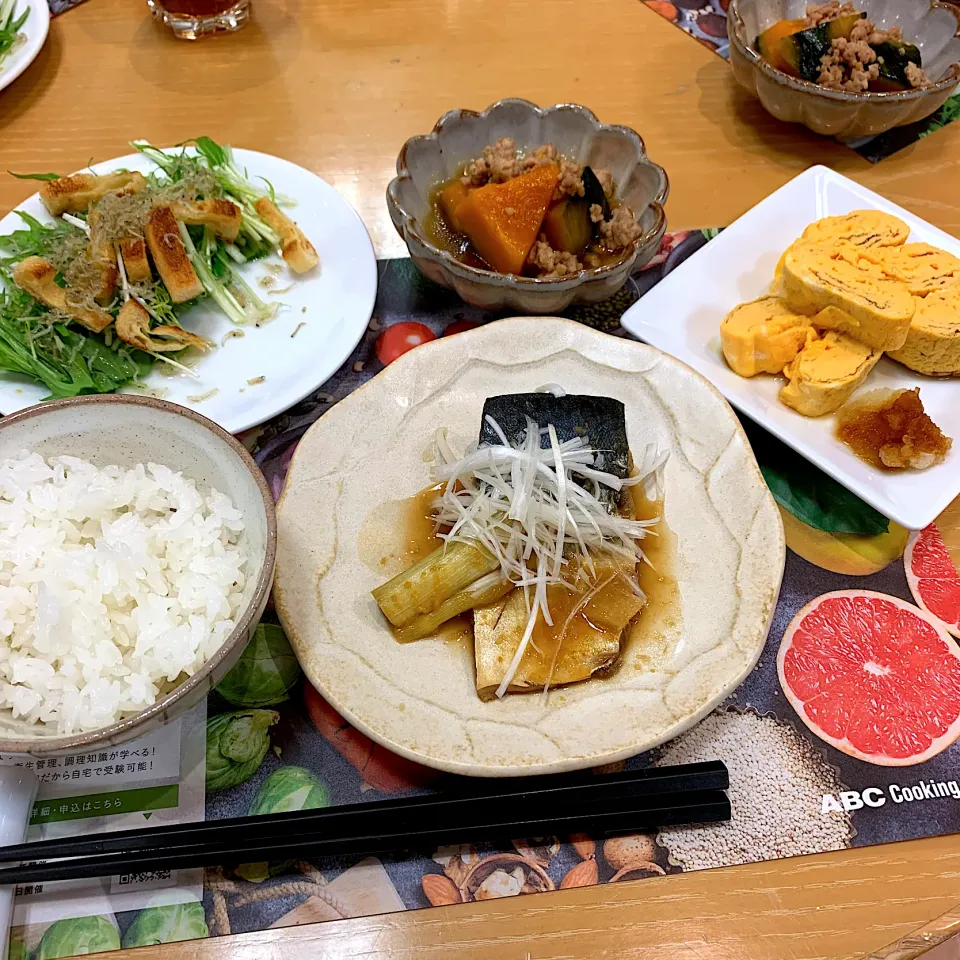 Snapdishの料理写真:鯖のみそ煮・だし巻き卵・かぼちゃの煮物〜そぼろあん〜・水菜のはりはりサラダ|sayaさん