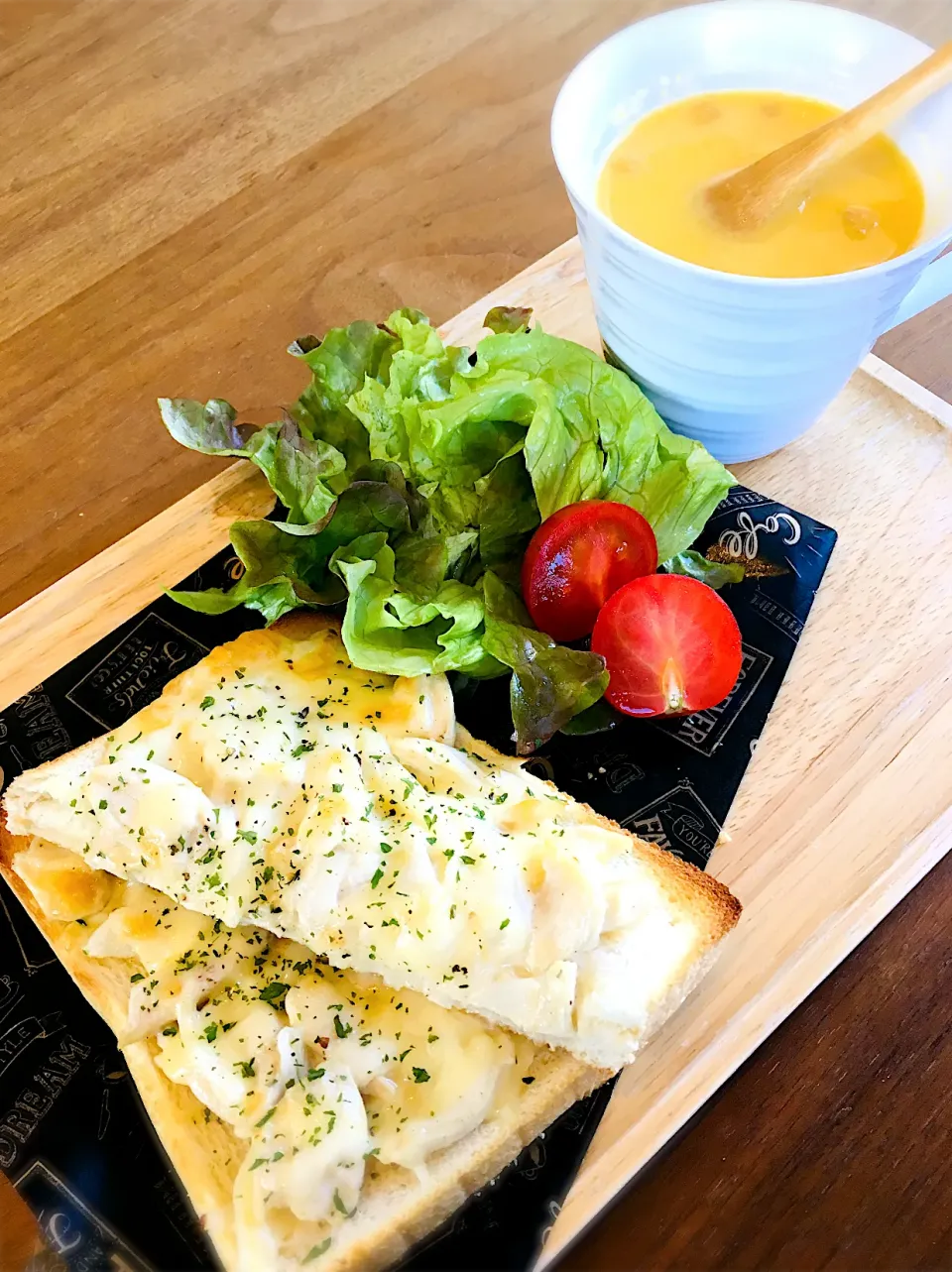 今日のお家で一人ランチは                               リメイク料理のトースト✨|ミッチ☆ママさん