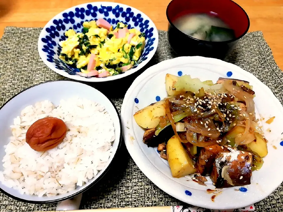 さばの味噌缶のガーリックバター蒸し焼き|こっちゃんさん