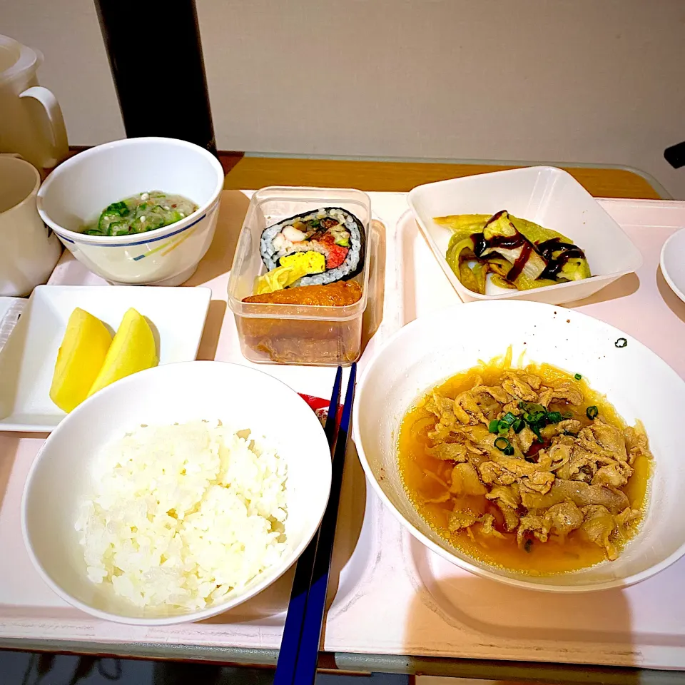 白飯、豚丼、オクラ和え、焼きなす味噌、いなり、海苔巻き|yakinasuさん