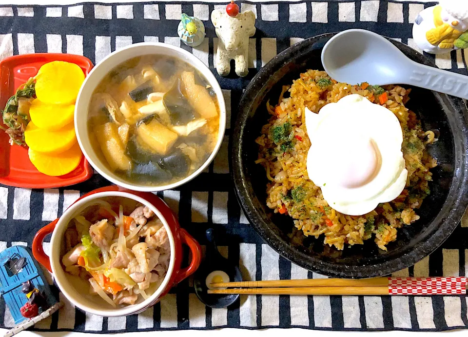 そば飯、豆腐と揚げとわかめの味噌汁、たくあん、水菜と油揚げの煮浸し、鶏肉とミックスもやしの中華炒め|syamさん