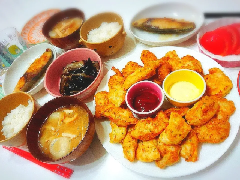 夕食(^ー^)
鶏むねやわらかピカタ～🙆
ブリのカレー風味焼き
ナスの白ごま炒め
トマト
すいとん入りお味噌汁(大根、油揚げ)|プリン☆さん